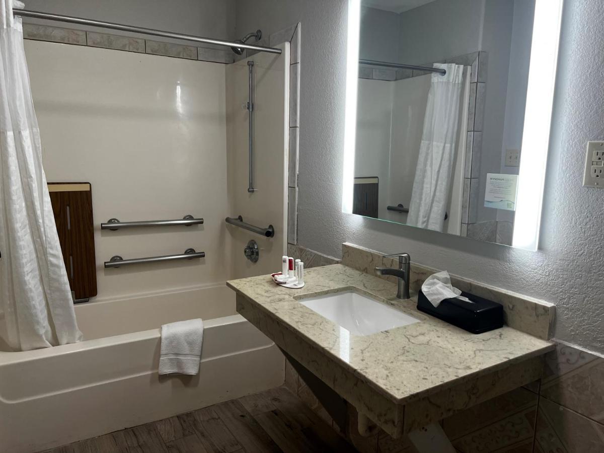 Hotel Super 8 By Wyndham Mont Belvieu - Baytown East Extérieur photo
