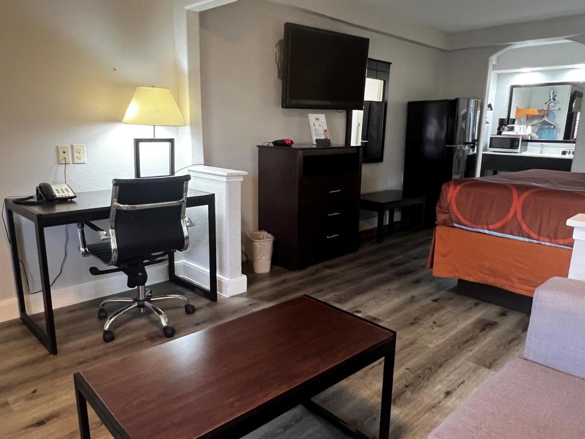 Hotel Super 8 By Wyndham Mont Belvieu - Baytown East Extérieur photo